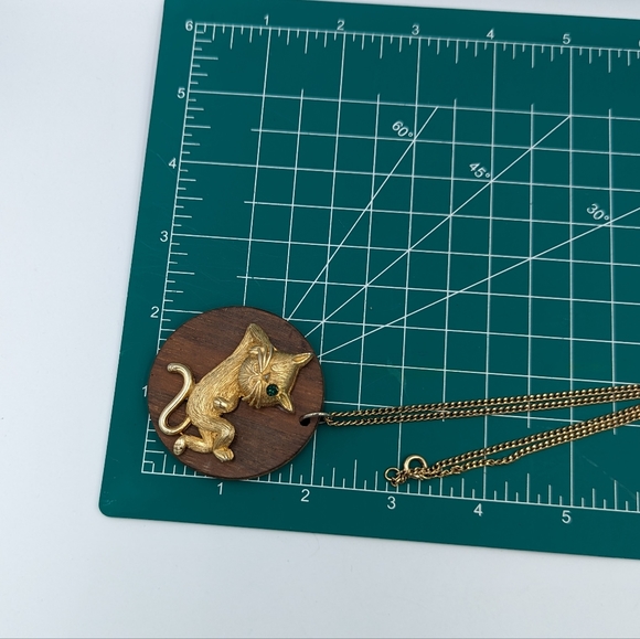 Winking Cat Pendant Wood Base Green Rhinestone Gold Tone Vintage Retro Unsigned - Picture 15 of 15